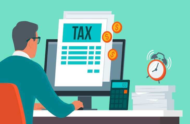 क्या आप जानते हैं कि जैसे हवाई यात्रा (Flight Travel) के दौरान आपके सामान पर वजन की लिमिट होती है, वैसे ही ट्रेन यात्रा (Train Travel) में भी एक तय सीमा तक ही सामान ले जाने की अनुमति है? जी हां, भारतीय रेलवे (Indian Railways) ने यात्रियों के लिए अलग-अलग कोचों के हिसाब से सामान के वजन की सीमाएं तय की हैं। अगर आप तय सीमा से ज्यादा सामान लेकर चलते हैं, तो आपको जुर्माना (Penalty) देना पड़ सकता है।  कई लोगों को इस नियम के बारे में जानकारी नहीं होती और वे भारी-भरकम सामान के साथ ट्रेन में सफर करते हैं। ऐसे में रेलवे यात्रियों को जागरूक कर रहा है कि वे तय सीमा के अनुसार ही सामान लेकर चलें, ताकि यात्रा के दौरान किसी तरह की असुविधा या जुर्माना झेलना न पड़े।  आइए जानते हैं कि किस कोच में कितना सामान ले जाना मान्य है और नियमों का उल्लंघन करने पर आपको कितना जुर्माना देना पड़ सकता है।  फर्स्ट एसी (First AC) यात्रियों के लिए सबसे ज्यादा छूट अगर आप फर्स्ट क्लास एसी कोच (First Class AC Coach) में यात्रा कर रहे हैं, तो आपके पास 70 किलो तक का सामान ले जाने की अनुमति है। इतना ही नहीं, रेलवे यात्रियों को अतिरिक्त 15 किलो सामान ले जाने की भी छूट देता है, जिस पर कोई अतिरिक्त शुल्क नहीं लगता। यानी कुल मिलाकर आप 85 किलो तक का सामान बिना किसी जुर्माने के साथ ले जा सकते हैं।  सेकंड एसी (Second AC) में क्या है सीमा? सेकंड एसी (2AC) में यात्रा करने वाले यात्री 50 किलो तक का सामान आराम से ले जा सकते हैं। इसके अलावा, रेलवे 10 किलो का अतिरिक्त सामान भी बिना किसी शुल्क के ले जाने की अनुमति देता है। यानी सेकंड एसी यात्री कुल 60 किलो तक सामान के साथ यात्रा कर सकते हैं बिना किसी चिंता के।  थर्ड एसी (Third AC) और चेयर कार (Chair Car) यात्रियों के लिए सामान की लिमिट थर्ड एसी (3AC) और चेयर कार (Chair Car) में यात्रा करने वाले यात्रियों के लिए सामान की सीमा थोड़ी कम है। इन कोचों में यात्री 40 किलो तक का सामान ले सकते हैं। इसके अतिरिक्त, 10 किलो का सामान और ले जाने की छूट दी गई है, यानी कुल 50 किलो तक का सामान आप मुफ्त में अपने साथ रख सकते हैं।  स्लीपर (Sleeper) और सेकेंड क्लास (Second Class) यात्रियों के लिए नियम अगर आप स्लीपर कोच (Sleeper Coach) में सफर कर रहे हैं, तो आप 40 किलो तक सामान ले जा सकते हैं। इसके अलावा, 10 किलो का अतिरिक्त सामान भी बिना किसी चार्ज के ले जाने की अनुमति है।  वहीं, सेकेंड क्लास (Second Class/General Coach) में सफर करने वाले यात्री 35 किलो तक का सामान साथ ले जा सकते हैं और अतिरिक्त 10 किलो का सामान भी फ्री में ले जाने की छूट है।  तय लिमिट से ज्यादा सामान होने पर क्या होगा? अगर आप तय लिमिट से ज्यादा सामान लेकर यात्रा करते हैं और उसका एडवांस में रेलवे के लगेज बुकिंग काउंटर पर चार्ज नहीं भरते हैं, तो आपको भारी जुर्माना भरना पड़ेगा।  रेलवे के नियमों के अनुसार, तय सीमा से ज्यादा सामान पर बुकिंग चार्ज के अलावा, उस चार्ज का 6 गुना जुर्माना वसूला जाएगा। उदाहरण के लिए, अगर आपके अतिरिक्त सामान पर 100 रुपये का चार्ज बनता है और आपने उसे पहले से बुक नहीं कराया है, तो आपको 600 रुपये का जुर्माना भरना पड़ेगा।  जुर्माने से कैसे बचें? अगर आप ट्रेन से लंबी दूरी की यात्रा कर रहे हैं और आपके पास सामान ज्यादा है, तो यात्रा से पहले ही रेलवे स्टेशन पर स्थित लगेज बुकिंग काउंटर (Luggage Booking Counter) पर जाकर अपने अतिरिक्त सामान की बुकिंग करा लें। इससे:  आपको कोई पेनल्टी नहीं लगेगी।  आपका अतिरिक्त सामान सुरक्षित रहेगा।  आपकी यात्रा तनावमुक्त और आरामदायक होगी।  रेलवे का यह नियम यात्रियों की सुविधा और ट्रेन के भीतर भार नियंत्रण को ध्यान में रखते हुए बनाया गया है। इससे न केवल डिब्बों में अनावश्यक भीड़भाड़ कम होती है, बल्कि यात्रियों की सुरक्षा भी सुनिश्चित होती है।  यात्रा से पहले रखें इन बातों का ध्यान यात्रा शुरू करने से पहले अपने सामान का वजन एक बार जरूर चेक कर लें।  अगर सामान तय लिमिट से ज्यादा है तो उसे एडवांस में बुक करवा लें।  टिकट और लगेज बुकिंग रसीद को अपने पास सुरक्षित रखें।  प्लेटफॉर्म पर या ट्रेन में चेकिंग के दौरान सही दस्तावेज दिखाकर किसी भी तरह की असुविधा से बचें।  निष्कर्ष भारतीय रेलवे की ओर से तय किए गए सामान की लिमिट का पालन करना हर यात्री की जिम्मेदारी है। इससे न सिर्फ आपका सफर आसान होता है, बल्कि दूसरों के लिए भी यात्रा का अनुभव बेहतर बनता है। इसलिए अगली बार जब आप ट्रेन से यात्रा करें, तो अपने सामान की लिमिट जरूर ध्यान में रखें और बिना किसी जुर्माने के आनंदपूर्वक अपनी यात्रा पूरी करें।