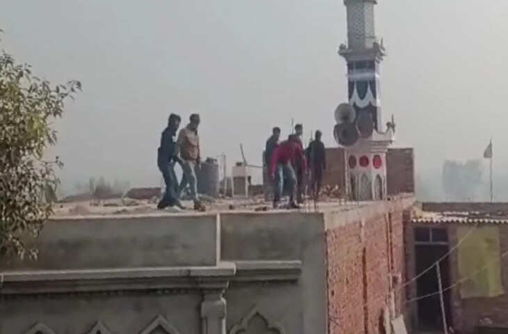 मुरादाबाद में मस्जिद की छत से हुई पत्थरबाजी, मचा बवाल&hellip; किस बात पर आपस में भिड़े मुस्लिम पक्ष?