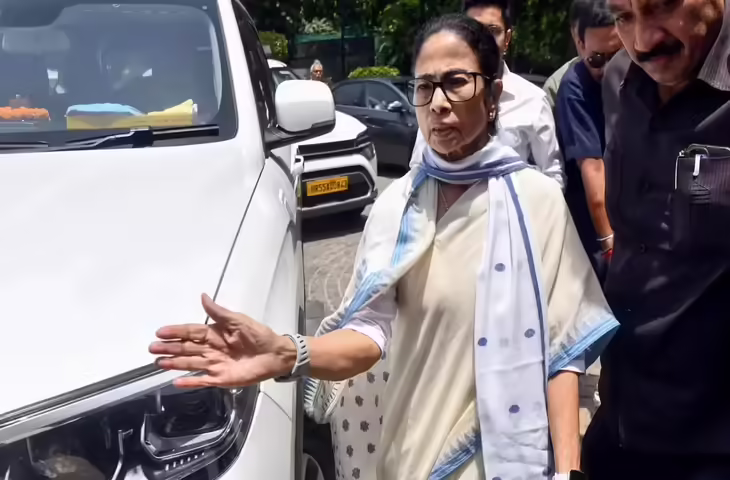 TMC Protest: आखिर किस बात पर भड़कीं ममता बनर्जी? मंच पर अपने ही कार्यकर्ता को थप्पड़ मारने का VIDEO वायरल&nbsp;