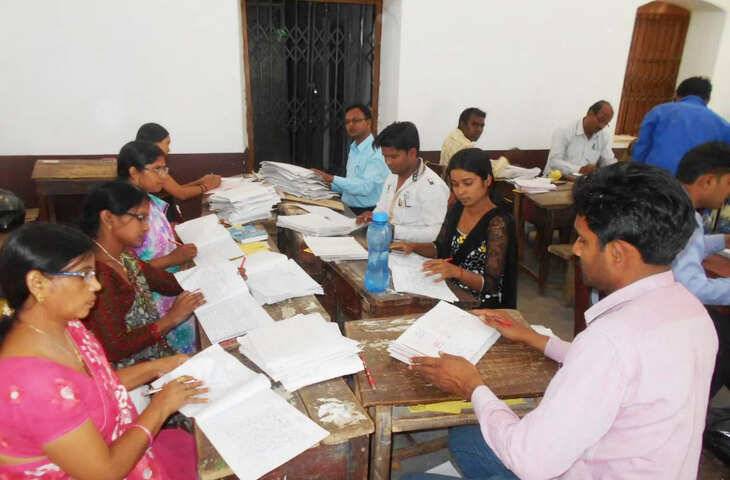 UP Board Exam Shocking Reveal: चेकिंग के दौरान कॉपियों में मिले पैसे! जानें किस-किस पर होगी कार्रवाई