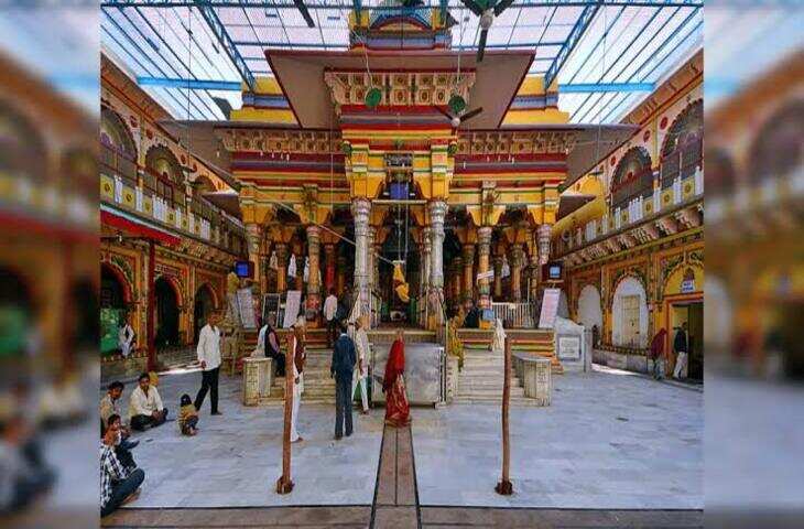 मथुरा के द्वारिकाधीश मंदिर में चोरी: दानपात्र का ताला तोड़कर नकदी ले गया चोर, CCTV में कैद हुई वारदात
