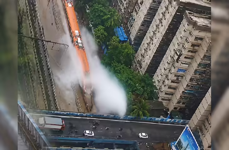 बारिश के बीच वंदे भारत का रौद्र रूप! पानी को चीरती ट्रेन का Video हुआ वायरल, दूर तक उड़ीं बौछारें