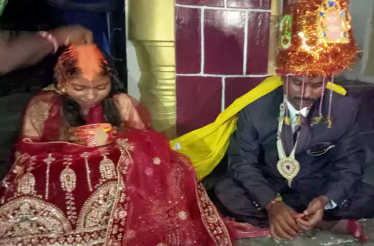 बिहार के बांका जिले में ट्यूशन पढ़ाने वाले शिक्षक और छात्रा के बीच कथित प्रेम संबंध का मामला सामने आने के बाद देर रात हंगामा हो गया। बताया जा रहा है कि सोमवार रात ट्यूशन टीचर छात्रा से मिलने उसके घर पहुंचा था। इसी दौरान परिजनों की नजर दोनों पर पड़ गई। दोनों को एक साथ देखकर परिजनों ने शोर मचा दिया, जिसके बाद आसपास के लोग भी मौके पर पहुंच गए।  घटना के बाद कुछ ही देर में गांव में लोगों की भीड़ जुट गई। मामले की जानकारी मिलते ही ग्रामीणों के बीच तरह-तरह की चर्चाएं शुरू हो गईं। बताया जा रहा है कि शिक्षक और छात्रा के बीच पहले से संपर्क था और दोनों के बीच कथित तौर पर नजदीकी संबंध थे। हालांकि, पूरे मामले को लेकर सामने आए आरोपों की आधिकारिक पुष्टि जांच के बाद ही हो सकेगी।  सोमवार रात शिक्षक के छात्रा के घर पहुंचने के बाद स्थिति अचानक बिगड़ गई। परिजनों ने दोनों को साथ देखा तो उन्होंने विरोध जताया और शोर मचाया। शोर सुनकर आसपास के ग्रामीण भी वहां पहुंच गए। देखते ही देखते मौके पर काफी संख्या में लोग जमा हो गए। इसके बाद मामले को लेकर गांव में चर्चा तेज हो गई।  घटना की जानकारी पुलिस तक पहुंचने के बाद मामले की जांच की जा सकती है। पुलिस की ओर से दोनों पक्षों से पूछताछ और घटना से जुड़े तथ्यों की जानकारी जुटाई जा सकती है। फिलहाल यह स्पष्ट होना बाकी है कि दोनों के बीच संबंध किस प्रकृति के थे और शिक्षक के छात्रा के घर पहुंचने की वास्तविक वजह क्या थी।  इस तरह के मामलों में उम्र और सहमति से जुड़े कानूनी पहलू भी महत्वपूर्ण होते हैं। यदि छात्रा नाबालिग है तो मामला और गंभीर हो सकता है तथा कानून के तहत अलग प्रावधान लागू हो सकते हैं। ऐसे में पुलिस और प्रशासन द्वारा सभी तथ्यों की जांच के बाद ही आगे की कार्रवाई की जाएगी।  घटना के बाद से इलाके में यह मामला चर्चा का विषय बना हुआ है। ग्रामीणों की भीड़ जुटने के कारण स्थिति कुछ समय के लिए तनावपूर्ण हो गई। हालांकि, पूरे मामले की वास्तविक तस्वीर जांच और संबंधित पक्षों के बयानों के बाद ही साफ हो सकेगी।