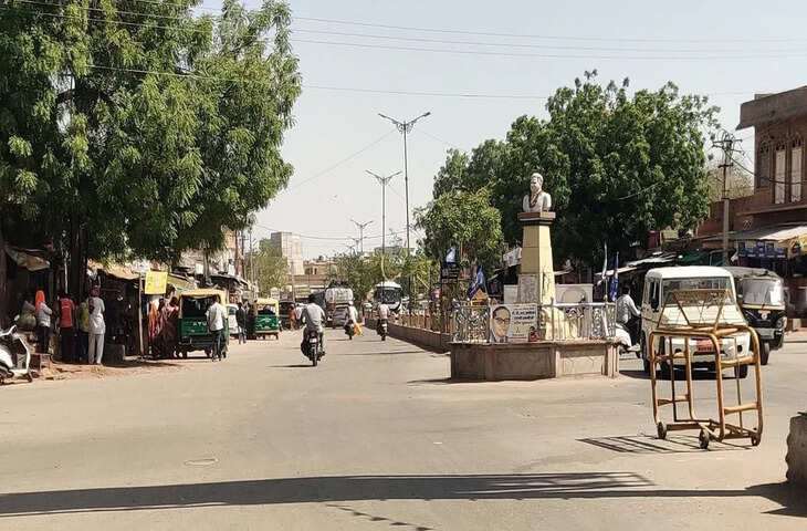 मार्च की शुरुआत में ही मरुस्थलीय क्षेत्र में तेज गर्मी, सार्वजनिक स्थलों पर छाया और पानी की कमी से लोग परेशान