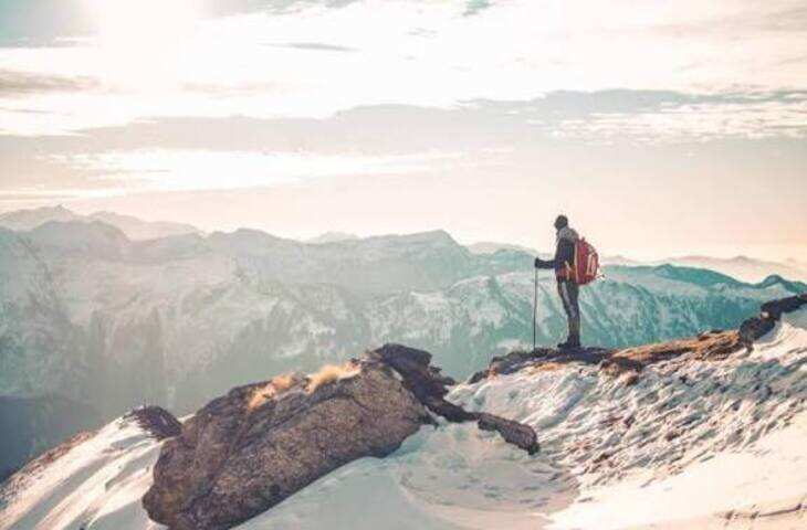 हर व्यक्ति जीवन में सफलता हासिल करना चाहता है, लेकिन सफलता केवल किस्मत या प्रतिभा से नहीं मिलती। रोजमर्रा की छोटी-छोटी आदतें लंबे समय में व्यक्ति की सोच, काम करने के तरीके और जीवन की दिशा बदल सकती हैं। दुनिया के सफल लोगों की दिनचर्या पर नजर डालें तो उनमें अनुशासन, समय की कद्र, लगातार सीखने और अपने लक्ष्य पर फोकस करने जैसी कई आदतें आम दिखाई देती हैं। अगर आप भी अपने जीवन में सफलता की राह मजबूत करना चाहते हैं तो कुछ आदतों को अपनी दिनचर्या का हिस्सा बना सकते हैं।  1. सुबह जल्दी उठने की आदत डालें दिन की शुरुआत सही तरीके से करना बेहद महत्वपूर्ण माना जाता है। सुबह का समय अपेक्षाकृत शांत होता है और इस दौरान व्यक्ति बिना किसी व्यवधान के अपने दिन की योजना बना सकता है। सुबह जल्दी उठकर कुछ समय व्यायाम, ध्यान या पढ़ाई में लगाना दिनभर की उत्पादकता बढ़ाने में मदद कर सकता है।  2. रोजाना लक्ष्य तय करें सफल लोग अपने बड़े लक्ष्य को छोटे-छोटे हिस्सों में बांटकर काम करने पर जोर देते हैं। हर सुबह या रात को अगले दिन के तीन से पांच जरूरी काम लिखें और उन्हें प्राथमिकता के आधार पर पूरा करें। इससे समय बर्बाद होने की संभावना कम होती है और काम की दिशा स्पष्ट रहती है।  3. समय की कीमत समझें पैसा खोने के बाद वापस कमाया जा सकता है, लेकिन बीता हुआ समय वापस नहीं आता। इसलिए सोशल मीडिया, बेवजह की बातचीत और अनावश्यक गतिविधियों में ज्यादा समय खर्च करने से बचें। जरूरी काम के लिए निश्चित समय निर्धारित करें और उस दौरान मोबाइल जैसी चीजों से दूरी बनाए रखें।  4. रोज कुछ नया सीखें सफलता के लिए सीखने की प्रक्रिया कभी खत्म नहीं होती। हर दिन किताब पढ़ना, किसी विषय पर जानकारी हासिल करना या अपनी स्किल को बेहतर बनाना भविष्य में बड़ा फायदा दे सकता है। रोजाना केवल 20 से 30 मिनट सीखने की आदत भी लंबे समय में बड़ा बदलाव ला सकती है।  5. असफलता से डरना छोड़ें असफलता को सफलता का अंत नहीं, बल्कि सीखने का अवसर समझना चाहिए। किसी योजना में नाकामी मिलने पर खुद को दोष देने के बजाय यह समझने की कोशिश करें कि गलती कहां हुई। अपनी गलतियों से सीखकर दोबारा प्रयास करने की आदत व्यक्ति को मजबूत बनाती है।  6. स्वास्थ्य को प्राथमिकता दें शरीर और दिमाग स्वस्थ रहेगा तभी व्यक्ति लंबे समय तक बेहतर प्रदर्शन कर पाएगा। नियमित व्यायाम, पर्याप्त नींद और संतुलित भोजन को अपनी दिनचर्या में शामिल करें। देर रात तक मोबाइल चलाने और लगातार बैठे रहने जैसी आदतों को कम करना भी जरूरी है।  7. नकारात्मक सोच और लोगों से दूरी रखें हर समय शिकायत करने, दूसरों से अपनी तुलना करने और नकारात्मक सोच में उलझे रहने से आपकी ऊर्जा और समय दोनों प्रभावित हो सकते हैं। ऐसे लोगों और परिस्थितियों से दूरी बनाना बेहतर है जो लगातार आपका आत्मविश्वास कम करते हैं। सकारात्मक और मेहनती लोगों के साथ रहना आपको प्रेरित कर सकता है।  सफलता का सबसे बड़ा मंत्र है निरंतरता इन आदतों को एक-दो दिन अपनाने से जिंदगी में बड़ा बदलाव नहीं आएगा। असली फर्क तब पड़ेगा जब आप इन्हें लंबे समय तक लगातार अपनी दिनचर्या का हिस्सा बनाएंगे। सफलता के लिए कोई एक जादुई फॉर्मूला नहीं है। स्पष्ट लक्ष्य, अनुशासन, मेहनत, सीखने की इच्छा और निरंतर प्रयास आपको अपने लक्ष्य के करीब ले जा सकते हैं।इसलिए आज से ही एक छोटी आदत चुनें और उस पर काम शुरू करें। धीरे-धीरे यही छोटी आदतें आपकी सोच और काम करने के तरीके को बदलकर जीवन में बड़ा बदलाव ला सकती हैं।