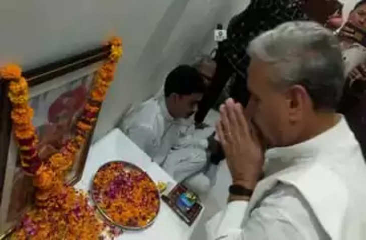 Gurgaon शहीद को श्रद्धांजलि:केंद्रीय मंत्री राव इंद्रजीत ने गांव भौंडसी पहुंचकर शहीद को किया नमन