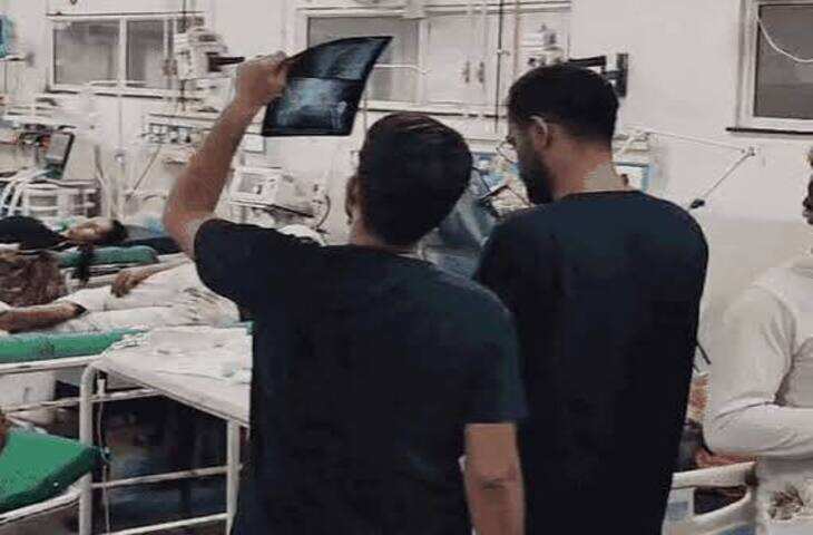 बात बंद करने से नाराज बॉयफ्रेंड ने गर्लफ्रेंड, मां और भाई पर किया हमला, फुटेज में देंखे फिर खुद का गला काटा