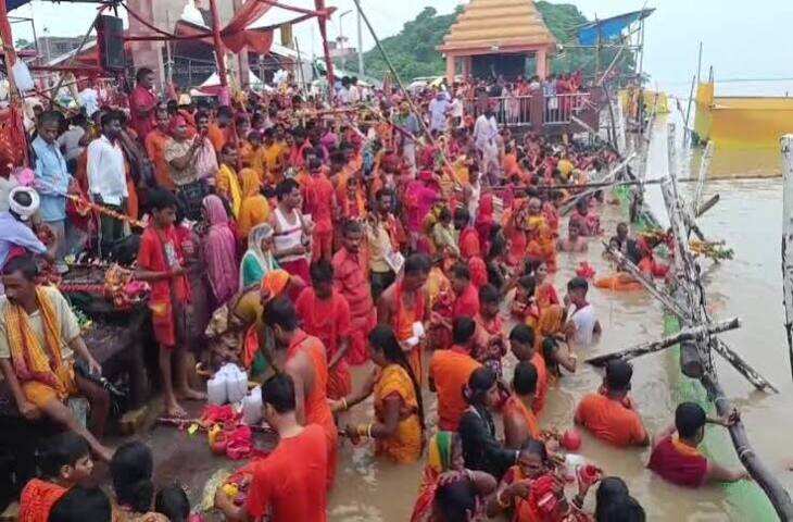Sawan Last Somwar: काशी में बाबा विश्वनाथ के जलाभिषेक के लिए 2 किमी लंबी कतार, 1 लाख से ज्यादा भक्तों ने किए दर्शन