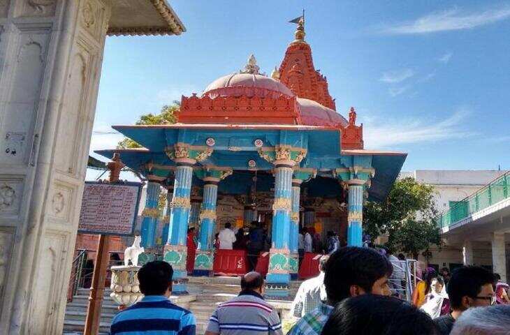 राजस्थान के अजमेर जिले में स्थित पुष्कर भारत के सबसे पवित्र तीर्थ स्थलों में से एक माना जाता है। यहां स्थित ब्रह्मा मंदिर अपनी अनोखी धार्मिक मान्यता और ऐतिहासिक महत्व के कारण दुनियाभर में प्रसिद्ध है। भगवान ब्रह्मा को समर्पित यह मंदिर इसलिए खास माना जाता है क्योंकि हिंदू धर्म में भगवान ब्रह्मा के बहुत कम मंदिर हैं, जबकि भगवान विष्णु और भगवान शिव के हजारों मंदिर देखने को मिलते हैं।  भगवान ब्रह्मा का इकलौता प्रमुख मंदिर हिंदू मान्यताओं के अनुसार भगवान ब्रह्मा सृष्टि के रचयिता हैं, लेकिन उनकी पूजा के लिए बहुत कम मंदिर बनाए गए हैं। पुष्कर का ब्रह्मा मंदिर दुनिया के सबसे प्रसिद्ध ब्रह्मा मंदिरों में से एक है और इसे भगवान ब्रह्मा का प्रमुख पूजा स्थल माना जाता है। धार्मिक मान्यता है कि पुष्कर में भगवान ब्रह्मा ने यज्ञ किया था, जिसके कारण यह स्थान हिंदू धर्म में विशेष महत्व रखता है।  पुष्कर सरोवर और ब्रह्मा मंदिर की कथा पौराणिक कथाओं के अनुसार एक बार भगवान ब्रह्मा ने यज्ञ करने के लिए स्थान की तलाश की। उन्होंने अपने हाथ से कमल का फूल छोड़ा, जो पृथ्वी पर आकर तीन स्थानों पर गिरा। इनमें से एक स्थान पुष्कर बना। मान्यता है कि इसी स्थान पर ब्रह्मा जी ने यज्ञ करने का निर्णय लिया। यज्ञ के लिए उनकी पत्नी माता सरस्वती का समय पर पहुंचना जरूरी था, लेकिन किसी कारणवश वह वहां नहीं पहुंच सकीं। इसके बाद ब्रह्मा जी ने यज्ञ पूरा करने के लिए गायत्री नाम की कन्या से विवाह किया। इस घटना से नाराज होकर माता सरस्वती ने ब्रह्मा जी को श्राप दिया कि पृथ्वी पर उनकी पूजा बहुत सीमित स्थानों पर ही होगी।इसी वजह से पुष्कर का ब्रह्मा मंदिर विशेष महत्व रखता है।  मंदिर का इतिहास पुष्कर ब्रह्मा मंदिर का वर्तमान स्वरूप करीब 14वीं शताब्दी के आसपास का माना जाता है। हालांकि, मान्यता है कि यहां प्राचीन काल से ही ब्रह्मा जी की पूजा होती रही है।इतिहास के अनुसार समय-समय पर मंदिर का जीर्णोद्धार कराया गया। मंदिर की वास्तुकला में राजस्थानी शैली की झलक दिखाई देती है। लाल पत्थरों से बना यह मंदिर अपनी सुंदर नक्काशी और धार्मिक वातावरण के लिए प्रसिद्ध है।  मंदिर की खास विशेषताएं ब्रह्मा मंदिर में भगवान ब्रह्मा की चार मुख वाली प्रतिमा स्थापित है। मंदिर के गर्भगृह में ब्रह्मा जी के साथ माता गायत्री और सरस्वती की प्रतिमाएं भी मौजूद हैं।मंदिर परिसर में संगमरमर और चांदी के सिक्कों से सजे द्वार इसकी सुंदरता को बढ़ाते हैं। यहां हर साल लाखों श्रद्धालु दर्शन करने पहुंचते हैं।  पुष्कर मेले से जुड़ा महत्व पुष्कर का धार्मिक महत्व यहां लगने वाले विश्व प्रसिद्ध पुष्कर मेले के कारण भी बढ़ जाता है। कार्तिक पूर्णिमा के अवसर पर लगने वाले इस मेले में देश-विदेश से लाखों लोग पहुंचते हैं।श्रद्धालु पुष्कर सरोवर में स्नान कर ब्रह्मा मंदिर में पूजा-अर्चना करते हैं। मान्यता है कि इस दिन पवित्र स्नान करने से धार्मिक पुण्य की प्राप्ति होती है।  दुनिया भर के पर्यटकों को आकर्षित करता है पुष्कर आज पुष्कर केवल धार्मिक स्थल ही नहीं, बल्कि राजस्थान की संस्कृति और परंपराओं का प्रतीक भी है। यहां के घाट, मंदिर, मेले और आध्यात्मिक वातावरण देश-विदेश के पर्यटकों को आकर्षित करते हैं।पुष्कर का ब्रह्मा मंदिर अपनी पौराणिक कथाओं, ऐतिहासिक विरासत और धार्मिक मान्यताओं के कारण दुनिया में खास पहचान रखता है। यह मंदिर इस बात का प्रमाण है कि राजस्थान की धरती पर इतिहास, आस्था और संस्कृति का अद्भुत संगम देखने को मिलता है।