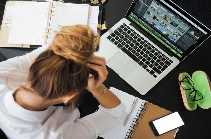 ऑफिस में तनाव कम करने के लिए अपनाएं ये वास्तु पहनावे के नियम, बढ़ेगा आत्मविश्वास और काम में आएगी तेजी