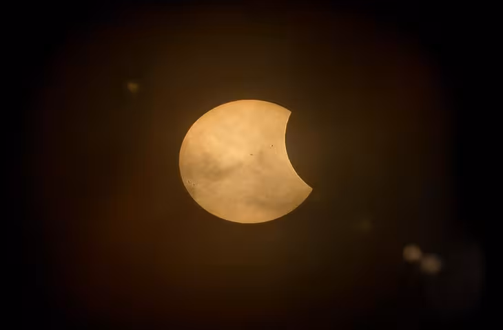 Chandra Grahan 2026 Horoscope: 28 अगस्त के चंद्र ग्रहण का इन राशियों पर होगा शुभ असर, भावनाओं और करियर में आएगा बदलाव