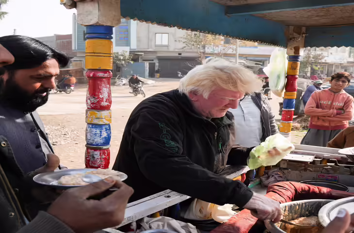 OMG !&nbsp; कंगाल पाकिस्तान में बिरयानी बेचते दिखे&nbsp;ट्रंप, वायरल वीडियो देख फटी रह गई लोगों की आँखें&nbsp;