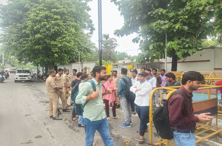 लखनऊ में ग्राम पंचायत अधिकारी भर्ती अभ्यर्थियों का प्रदर्शन, डिप्टी CM आवास के बाहर बनाई मानव शृंखला