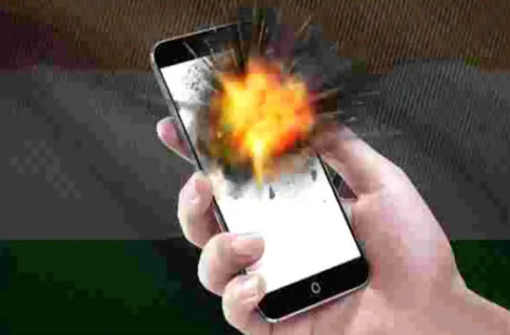 अगर आप भी नुकसान से बचाना चाहते हैं अपना स्मार्टफोन तो गर्मियों में कभी भी न करें यह गलती 