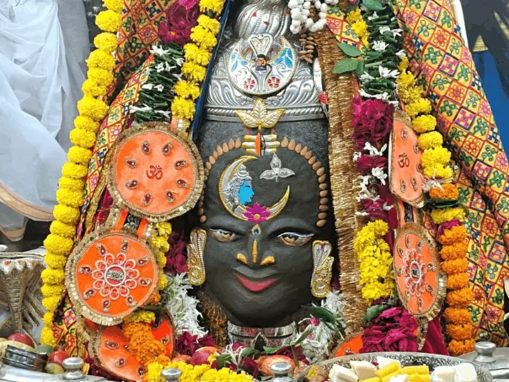 महाकाल मंदिर में भस्म आरती के दौरान हुआ बाबा महाकाल का दिव्य श्रृंगार, पंचामृत से किया अभिषेक