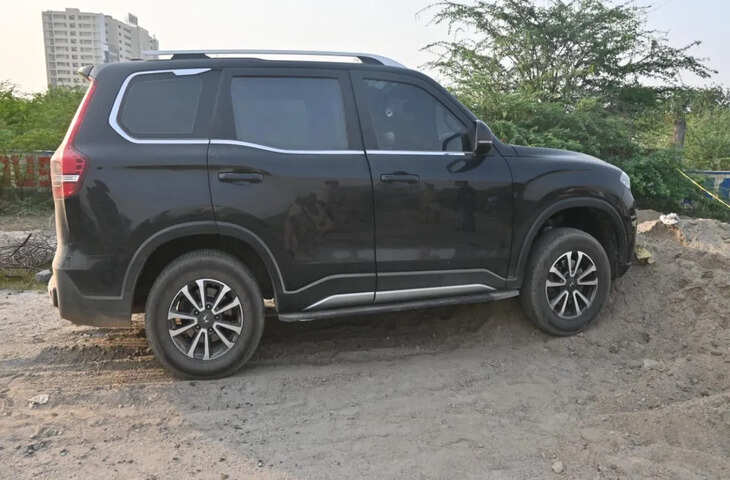 ग्रेटर नोएडा में कार से युवक का शव मिलने से सनसनी, पुलिस हत्या और आत्महत्या दोनों एंगल से कर रही जांच