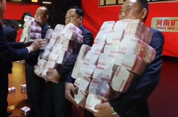 चाइना की इस कम्पनी ने कर्मचारियों को दिया&nbsp;180 मिलियन युआन का बोनस, वीडियो में नोटों के बंडल देख फटी रह जाएंगी ऑंखें&nbsp;