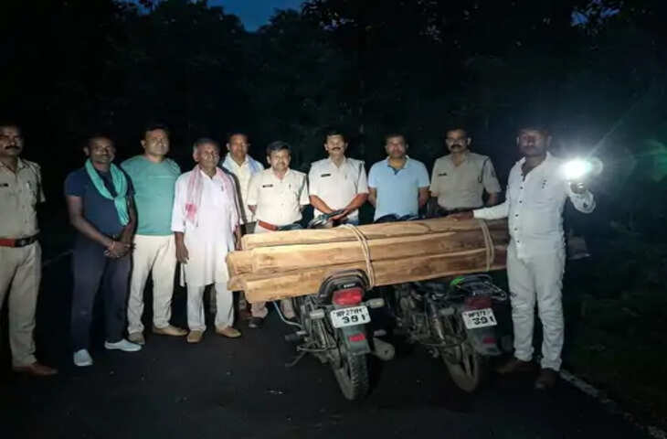 सीहोर में वन विभाग की बड़ी कार्रवाई: दो बाइक से ले जाई जा रही अवैध सागौन लकड़ी जब्त, तस्कर अंधेरे में फरार