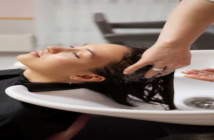 हेयर स्पा करने से बालों से जुड़ी कई समस्याओं को ठीक किया जा सकता है। वहीं, आप घर पर ही 4 स्टेप्स में आसानी से हेयर स्पा कर सकती हैं।