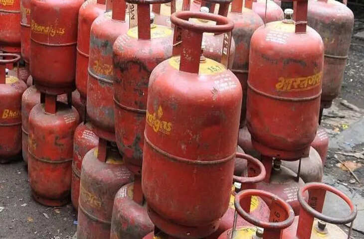 अब दिल्ली में भी फ्री सिलेंडर! होली पर महिलाओं को राहत, जानें किन परिवारों को मिलेगा पूरा फायदा
