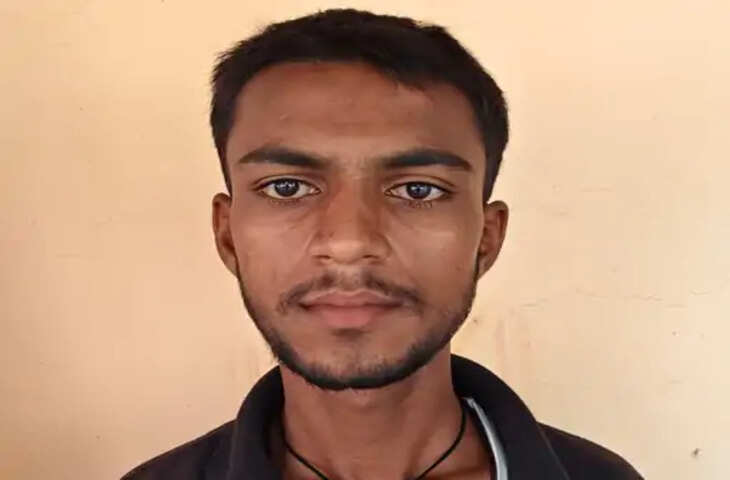 प्रयागराज में सड़क के गड्ढे से हादसा, बाइक पेड़ से टकराई; युवक की मौत से ग्रामीणों में गुस्सा