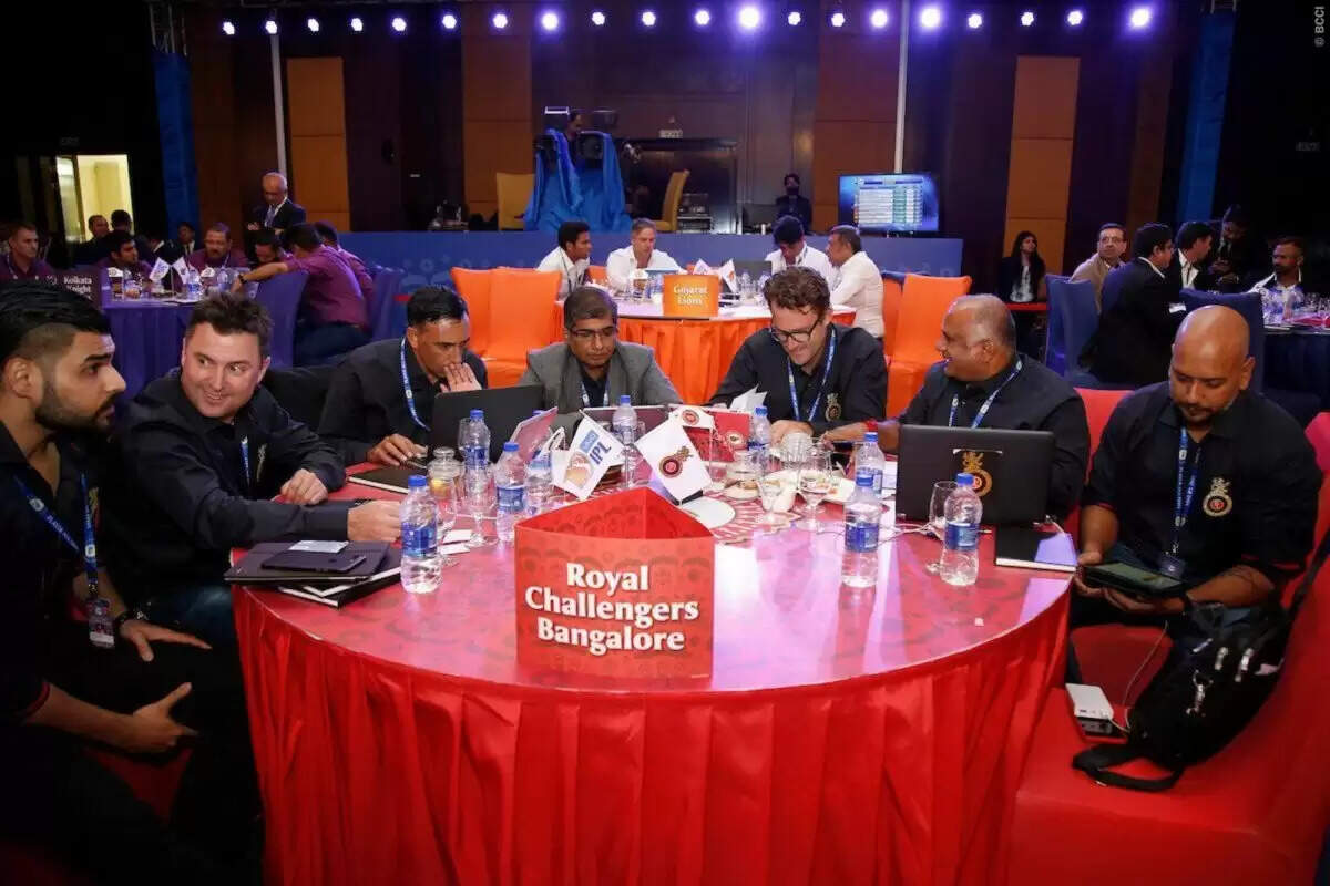 IPL 2022, वेस्टइंडीज के इस घातक खिलाड़ी पर मेगा ऑक्शन में RCB की होंगी नज़रें, पलट देता है पलक झपकते ही मैच