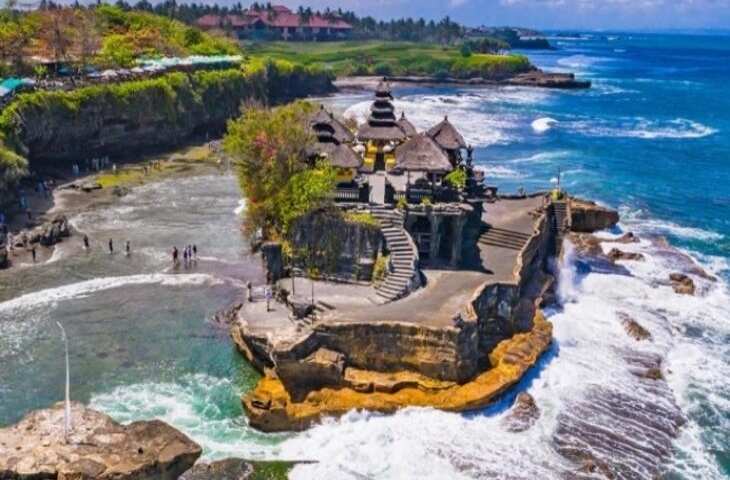 समंदर के बीचों-बीच मौजूद है ये मंदिर, 600 साल से सांप कर रहे हैं इसकी सुरक्षा