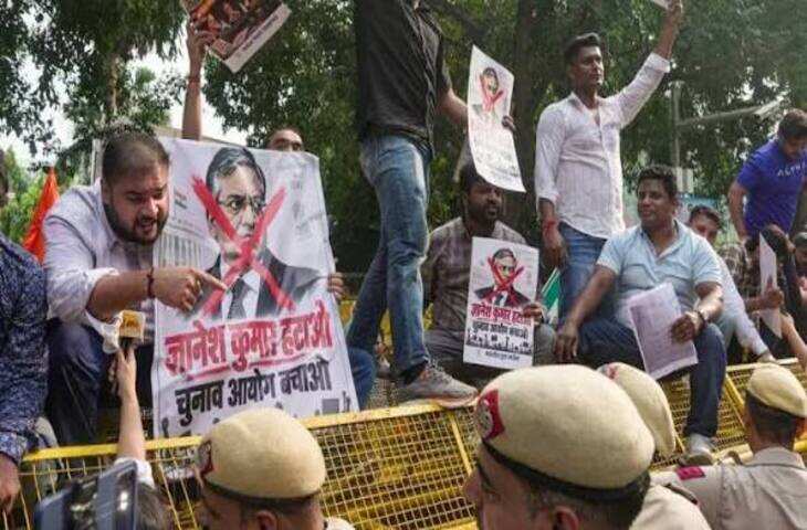 'वोट चोरी' के आरोपों पर कांग्रेस आक्रामक: मुख्य चुनाव आयुक्त ज्ञानेश कुमार के खिलाफ देशव्यापी मोर्चा, लखनऊ-दिल्ली में भारी हंगामा