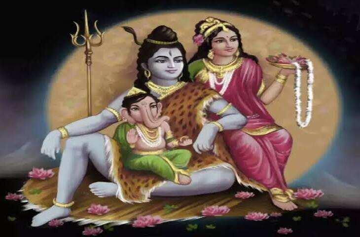 हिंदू धर्म में महाशिवरात्रि व्रत का विशेष महत्व माना गया है। यह पर्व भगवान शिव और माता पार्वती की आराधना का पवित्र अवसर होता है। धार्मिक मान्यताओं के अनुसार, शिवरात्रि के दिन श्रद्धा और भक्ति के साथ व्रत, पूजा और शिव कथा का श्रवण करने से भगवान भोलेनाथ की कृपा प्राप्त होती है। शिवरात्रि व्रत को भगवान शिव की उपासना के प्रमुख व्रतों में से एक माना गया है।  शिवरात्रि व्रत कथा  प्राचीन समय की बात है, एक जंगल में गुरुद्रुह नाम का एक शिकारी रहता था। वह शिकार करके अपने परिवार का पालन-पोषण करता था। एक दिन वह जंगल में शिकार करने गया, लेकिन पूरे दिन उसे कोई शिकार नहीं मिला। शाम होने पर वह भूखा-प्यासा एक तालाब के किनारे पहुंचा और वहीं एक बेल के पेड़ पर चढ़कर बैठ गया।  उस पेड़ के नीचे एक शिवलिंग स्थापित था, जिसे शिकारी नहीं जानता था। रात के समय जब वह शिकार का इंतजार कर रहा था, तब उसकी आंखों से नींद दूर रखने के लिए वह पेड़ की पत्तियां तोड़कर नीचे गिराता रहा। संयोग से वे बेलपत्र शिवलिंग पर गिरते रहे। साथ ही, प्यास से व्याकुल होने के कारण उसकी आंखों से निकले आंसू भी शिवलिंग पर गिर गए।  उस दिन शिवरात्रि की रात थी। अनजाने में ही शिकारी ने भगवान शिव की पूजा, बेलपत्र अर्पण और उपवास कर लिया। रात के चारों प्रहर इसी तरह भगवान शिव का स्मरण होता रहा।  जब शिकारी का जीवन समाप्त हुआ, तब यमदूत उसे लेने आए। उसी समय भगवान शिव के गण भी वहां पहुंचे और उन्होंने कहा कि इस व्यक्ति ने शिवरात्रि के दिन भगवान शिव की आराधना की है, इसलिए इसे शिवलोक की प्राप्ति होगी। भगवान शिव की कृपा से शिकारी को मोक्ष प्राप्त हुआ।  शिवरात्रि व्रत का महत्व  मान्यता है कि शिवरात्रि के दिन व्रत रखने और भगवान शिव का अभिषेक करने से मनुष्य के पापों का नाश होता है और जीवन में सुख-शांति आती है। भक्त इस दिन भगवान शिव को जल, दूध, बेलपत्र, धतूरा और फल अर्पित करते हैं।  शिवरात्रि की रात जागरण, महामृत्युंजय मंत्र, पंचाक्षर मंत्र "ॐ नमः शिवाय" और शिव चालीसा का पाठ करना शुभ माना जाता है।  शिवरात्रि पूजा विधि सुबह स्नान करके व्रत का संकल्प लें। भगवान शिव का जल और दूध से अभिषेक करें। शिवलिंग पर बेलपत्र, पुष्प और फल अर्पित करें। शिव मंत्रों का जाप करें। रात्रि में भगवान शिव का ध्यान और जागरण करें।  धार्मिक मान्यता के अनुसार, जो भक्त सच्चे मन से शिवरात्रि व्रत रखते हैं और भगवान भोलेनाथ की आराधना करते हैं, उन पर महादेव की कृपा बनी रहती है।