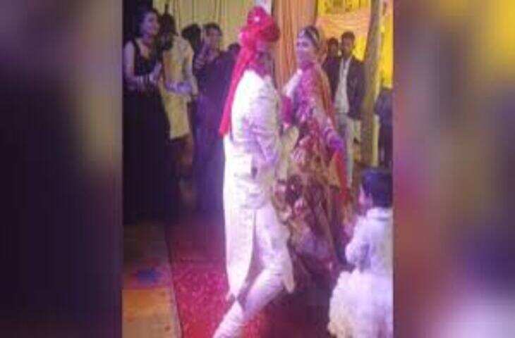 &nbsp;पंजाबी गाना सुन दुल्हन ने दूल्हे को साइड खड़ा करके किया मजेदार डांस, मेहमानों के सामने लगाए गजब के ठुमके