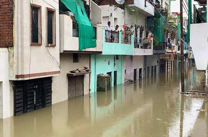 देश के कई राज्यों में बारिश का कहर: यूपी में घरों में घुसा पानी, वीडियो में देंखे हिमाचल-उत्तराखंड में लैंडस्लाइड से 6 की मौत