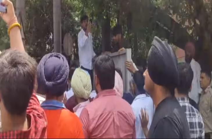एनओयू में पीजी रिजल्ट को लेकर छात्रों का हंगामा, कैंपस में तालाबंदी; VC के खिलाफ नारेबाजी, भूख हड़ताल की चेतावनी