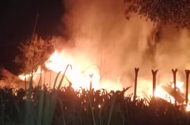 नाबालिक अपहरण केस में जेल में बंद युवक के घर में आग, लूटपाट के बाद हुआ भारी नुकसान