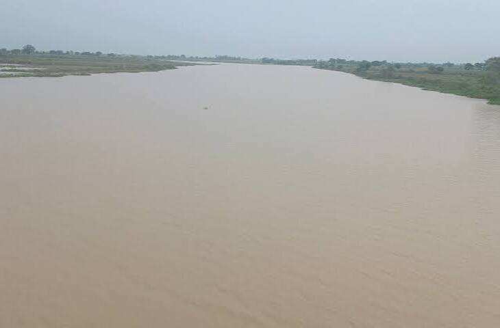 फर्रुखाबाद में गंगा का बढ़ा जलस्तर, फर्रुखाबाद-बदायूं स्टेट हाईवे पर भरा डेढ़ फीट पानी; यातायात प्रभावित