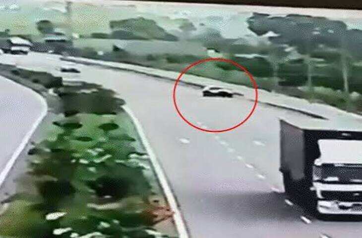 तेलंगाना में डिवाइडर से टकराकर कार में लगी आग, फुटेज में देंखे न्यूरोसर्जन की जिंदा जलकर मौत