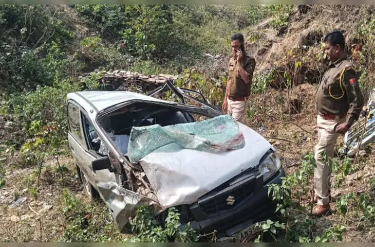 मंदिर जा रहे बुजुर्ग की कार 50 फीट गहरी खाई में गिरी, एक की मौत और दो घायल