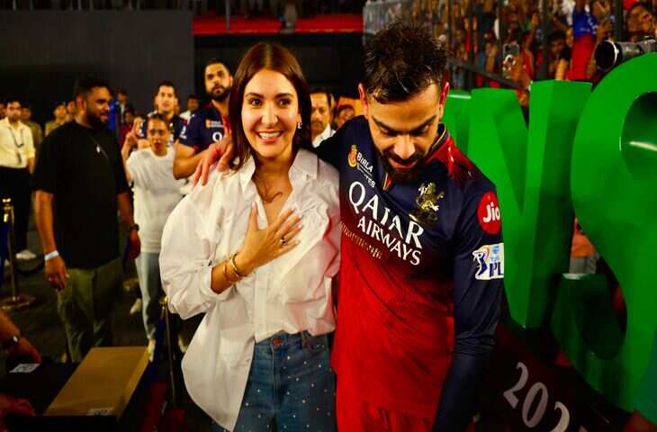 IPL ट्रॉफी जीतने के बाद अनुष्का संग जीत के जश्न में डूबे किंग कोहली, पाटीदार-कार्त&zwj;िक के डांस का वीडियो वायरल&nbsp;