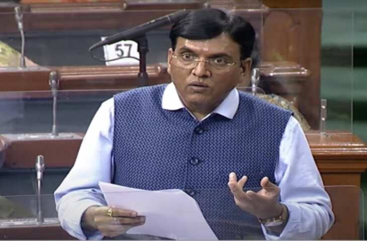 बिहार में किसी भी मुद्दे पर सियासत होना नई बात नहीं है। अब नीति आयोग की गरीबी कम होने की रिपोर्ट आने के बाद क्रेडिट लेने की होड़ मची है। जदयू के नेता इसके लिए जहां राज्य सरकार की नीति को श्रेय दे रहे हैं तो भाजपा के नेता केंद्र सरकार के बिहार को दिए गए सहयोग को श्रेय दे रहे हैं।  दरअसल, नीति आयोग द्वारा जारी बहुआयामी गरीबी सूचकांक के प्रतिवेदन के अनुसार बिहार राज्य ने गरीबी में सबसे अधिक गिरावट दर्ज की है। वर्ष 2015-16 की तुलना में बिहार का गरीबी प्रतिशत 51.89 से घटकर वर्ष 2019-21 में 33.76 प्रतिशत हो गया है। इस प्रकार बिहार राज्य में 18.13 प्रतिशत गरीबी कम हुई है, जो देश के अन्य राज्यों की तुलना में सर्वाधिक कमी है।  बिहार के वित्त मंत्री विजय कुमार चौधरी ने प्रेस कांफ्रेंस कर कहा कि नीतीश कुमार के नेतृत्व में पिछले वर्षों में बिहार में काफी विकास के काम हुए। ख़ास तौर पर ग्रामीण क्षेत्रों में विकास के काफी कार्य हुए, जिसके कारण गरीबी दर काफी घट गई यानी लोगों के गरीबी रेखा से ऊपर उठने का प्रतिशत बढ़ गया। उन्होंने कहा कि जो आंकड़े प्रकाशित हुए हैं उसके हिसाब से देश में औसत गरीबी दर घटने का प्रतिशत 9.89 है। बिहार में यह प्रतिशत 18.13 है।  उन्होंने कहा कि गरीबी का जो राष्ट्रीय औसत दर है, उससे लगभग बिहार में दोगुना तेजी से गरीबी दर घटी है।  बिहार के मंत्री बिजेंद्र यादव ने विशेष राज्य के दर्जे की मांग की याद दिलाते हुए कहा कि हमें विशेष राज्य का दर्जा ना देकर 92 हजार करोड़ से अधिक की कटौती कर दी गई, यह कितनी बड़ी नाइंसाफी है।  भाजपा के नेता सुशील कुमार मोदी कहते हैं कि यूपीए के दस साल की तुलना में पिछले नौ साल में राज्य को 5 लाख 22 हजार 768 करोड़ रुपये ज्यादा मिले। यह और बात है कि नीतीश कुमार की शराबबंदी नीति के चलते सात साल में राज्य को लगभग 50 हजार करोड़ रुपये के राजस्व से वंचित रहना पड़ा। केंद्रीय करों में हिस्से के रूप में भी बिहार को पिछली यूपीए सरकार की तुलना में 2 लाख 50 हजार 552 करोड़ रुपये अधिक प्राप्त हुए।  उन्होंने कहा कि सहायता अनुदान (ग्रांट इन एड) के तौर पर बिहार को यूपीए के दस साल (2004-2014) की अपेक्षा एनडीए के नौ साल (2014-2023) में 1 लाख 81 हजार 216 करोड़ रुपये अधिक मिले। वित्त मंत्री विजय चौधरी और योजना मंत्री बिजेंद्र यादव बतायें कि विभिन्न मदों में अधिक धनराशि देने के साथ पीएम पैकेज भी देना बिहार की हकमारी कैसे है ?  उन्होंने कहा कि स्वाधीनता के बाद पहली बार प्रधानमंत्री नरेंद्र मोदी ने केंद्रीय करों में राज्यों की हिस्सेदारी एक झटके में 32 से बढाकर 42 फीसदी कर दी। 10 फीसदी की वृद्धि से बिहार जैसे पिछड़े राज्य को सर्वाधिक लाभ हुआ।
