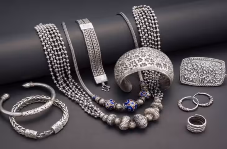 Silver Astrology: किन राशि वालों को पहननी चाहिए चांदी? जानें किसके लिए शुभ है और किन्हें पहनने से बचना चाहिए