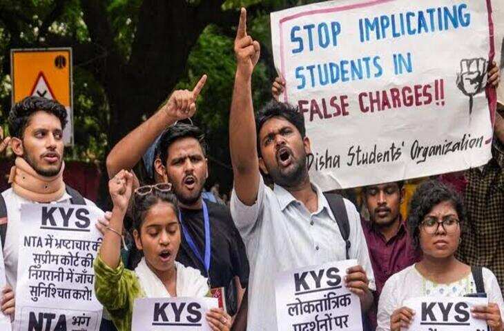 NEET पेपर लीक विरोध मामला: छात्रों पर नहीं होगी FIR, वीडियो में जाने केंद्र ने सुप्रीम कोर्ट में दी जानकारी; 2700 लोगों पर दर्ज केस वापस नहीं होंगे