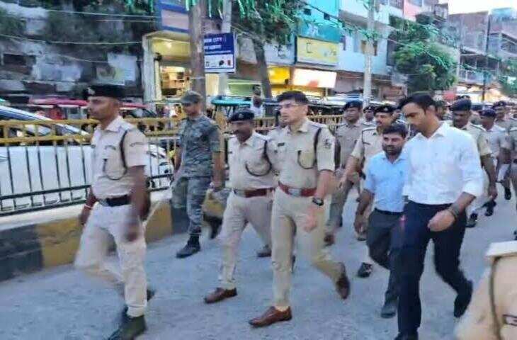 ईद मिलादुन्नबी जुलूस को लेकर रतलाम में पुलिस अलर्ट: DIG-SP ने पैदल घूमकर देखी व्यवस्था, ड्रोन और CCTV से होगी निगरानी
