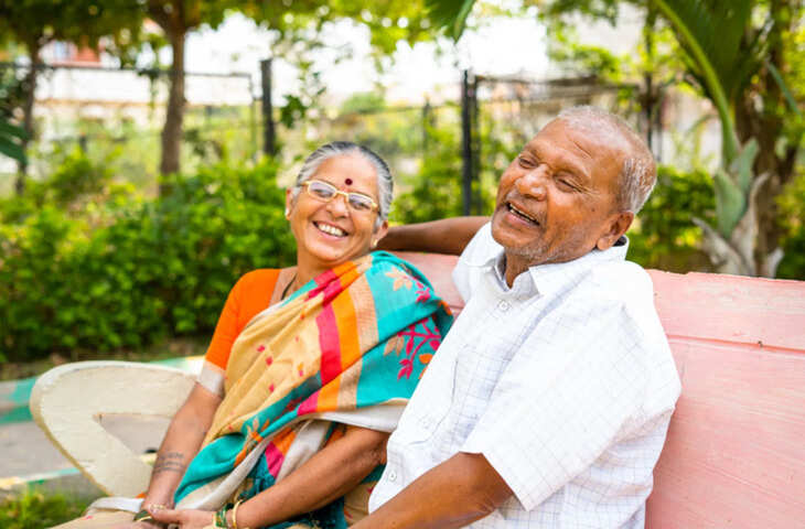 तकनीक अब सिर्फ युवाओं तक सीमित नहीं, बुजुर्गों के लिए बने स्मार्ट डिवाइसेज बढ़ा रहे सुरक्षा और सुविधा