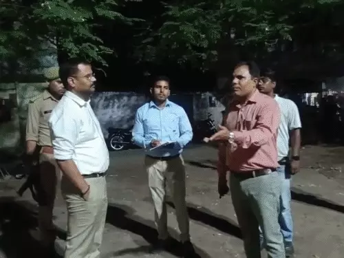 रात में निकले नगर आयुक्त, GVP पर कूड़ा देख जताई नाराजगी; 3 दिन में स्ट्रीट लाइटें ठीक करने का अल्टीमेटम