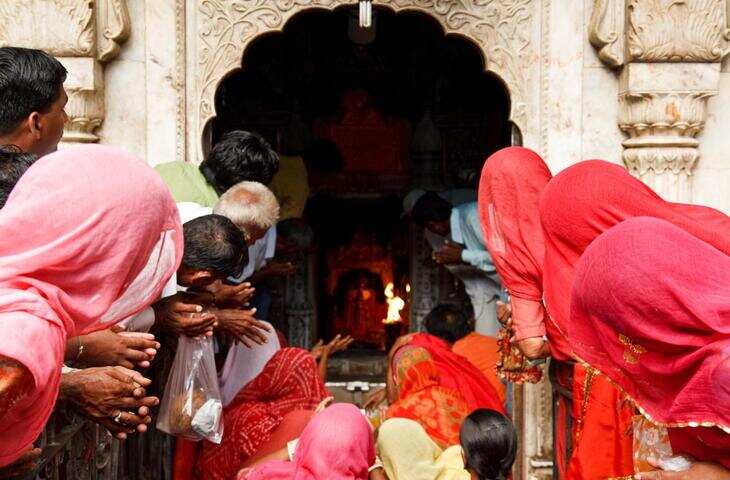 राजस्थान का अनोखा मंदिर, जहां चूहों का जूठा प्रसाद माना जाता है पवित्र