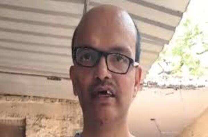 कानपुर में टूटी सड़क पर मजाक करना युवक को पड़ा भारी, दुकानदार और बेटे ने की पिटाई