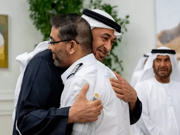 BREAKING:UAE सम्मान: भारतीय पायलट स्मित मच्छर को राष्ट्रपति ने लगाया गले, विमान में हमले के बावजूद बचाई यात्रियों की जान