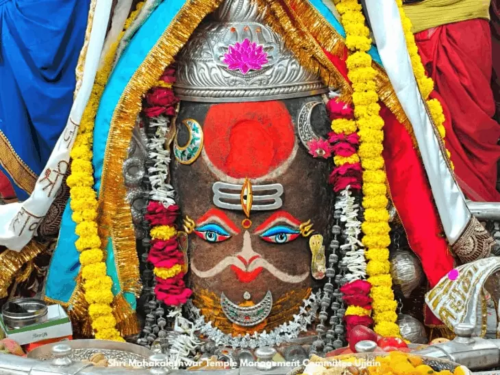 भस्म आरती में राजा स्वरूप में सजे बाबा महाकाल: भांग, ड्रायफ्रूट और आभूषण के साथ फूलों से हुआ भव्य श्रृंगार