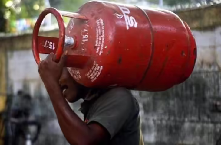 LPG Rate Today: क्या आज फिर महंगा हो गया गैस सिलेंडर? जानिए आपके शहर में घरेलू और कमर्शियल LPG के ताजा रेट