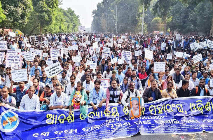 Odisha Junior Teacher Protest: 13 हजार शिक्षकों का भुवनेश्वर में प्रदर्शन, नियमित नौकरी की मांग; हाई कोर्ट की रोक से अटका मामला