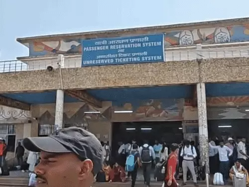 गया-पटना रेलखंड प्रभावित, कई मेमू ट्रेनें रद्द और एक्सप्रेस ट्रेनों का बदला रूट
